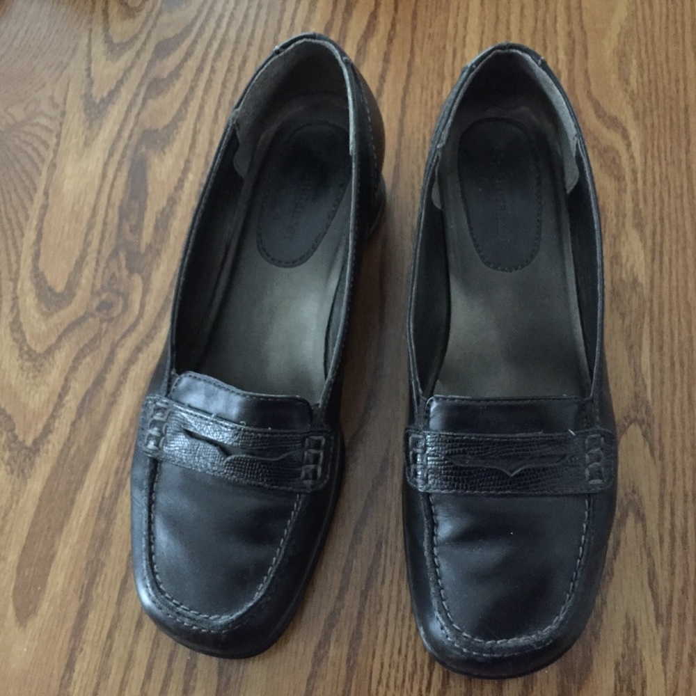 Naturalizer black loafers